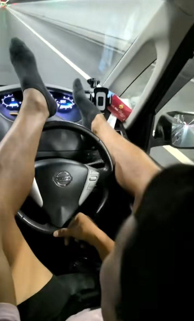 社交平台近日流傳一段13秒危險駕駛片段,地點疑發生在港珠澳大橋隧道,片中所見車輛為右軚車,男司機期間竟將雙腳放在軚盤上,車速當時高達時速99km/h。(車cam L(香港群組)FB)