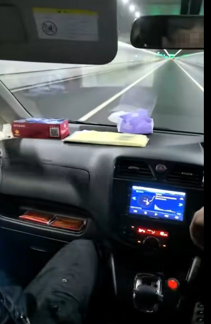 社交平台近日流傳一段13秒危險駕駛片段,地點疑發生在港珠澳大橋隧道,片中所見車輛為右軚車,男司機期間竟將雙腳放在軚盤上,車速當時高達時速99km/h。(車cam L(香港群組)FB)