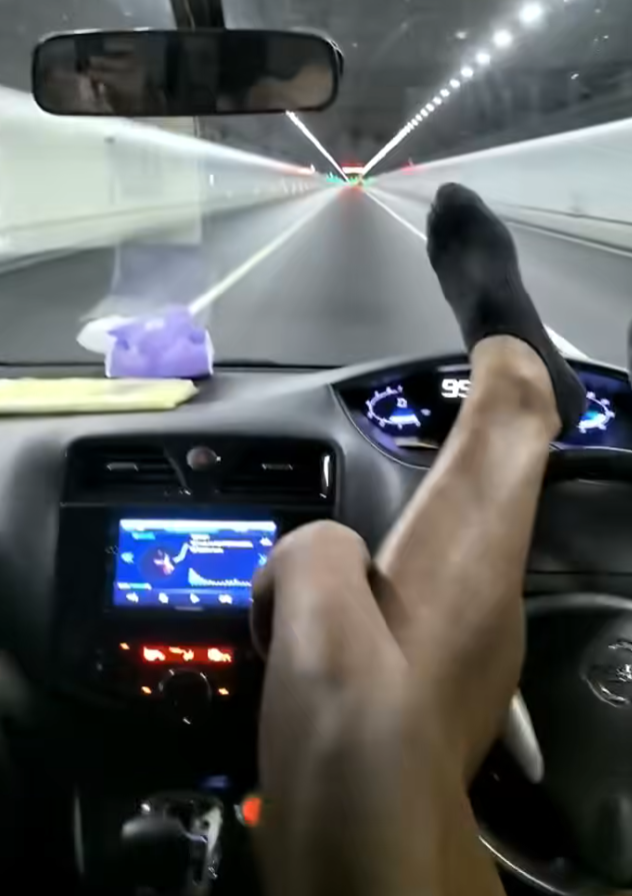 社交平台近日流傳一段13秒危險駕駛片段,地點疑發生在港珠澳大橋隧道,片中所見車輛為右軚車,男司機期間竟將雙腳放在軚盤上,車速當時高達時速99km/h。(車cam L(香港群組)FB)