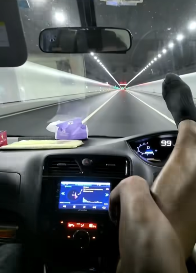 社交平台近日流傳一段13秒危險駕駛片段,地點疑發生在港珠澳大橋隧道,片中所見車輛為右軚車,男司機期間竟將雙腳放在軚盤上,車速當時高達時速99km/h。(車cam L(香港群組)FB)