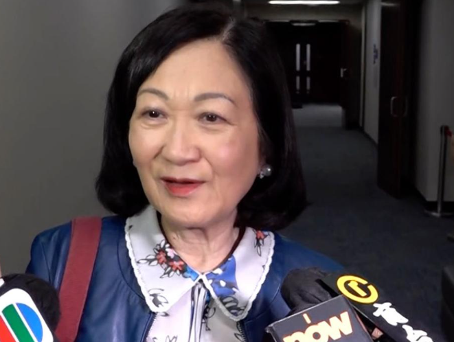 新民黨主席葉劉淑儀再被追問時,臉上重現笑容,連稱「對唔住、對唔住,畀我開會、唔該畀我開會。」(港台影片截圖)