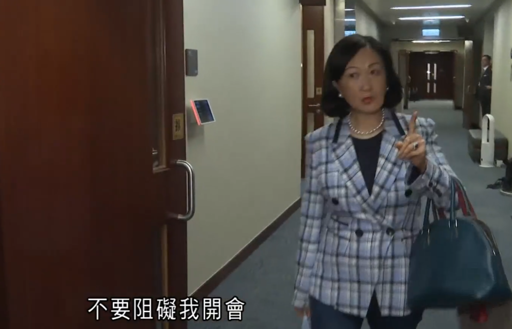 新民黨主席葉劉淑儀早前被傳媒追問時態度嚴肅稱「不要阻礙我開會」、「新民黨適當時候會宣布,請各位不要騷擾我。」(有線新聞截圖)