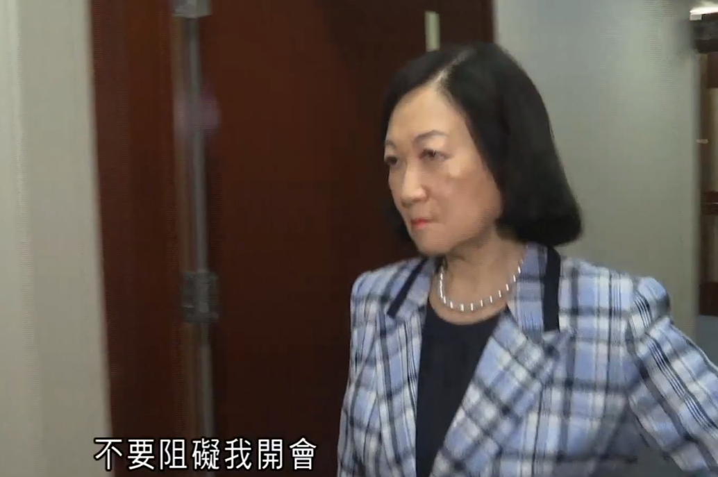 新民黨主席葉劉淑儀早前被傳媒追問時態度嚴肅稱「不要阻礙我開會」、「新民黨適當時候會宣布,請各位不要騷擾我。」(有線新聞截圖)