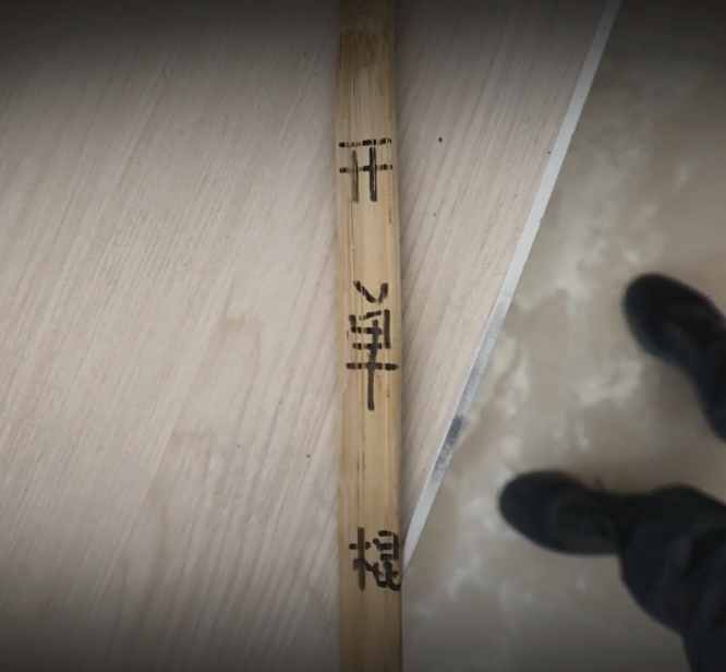 圖為徐發啟電詐園區內,用於懲戒完不成“業績”的電詐人員使用的“開單棍”。(公安部供圖)