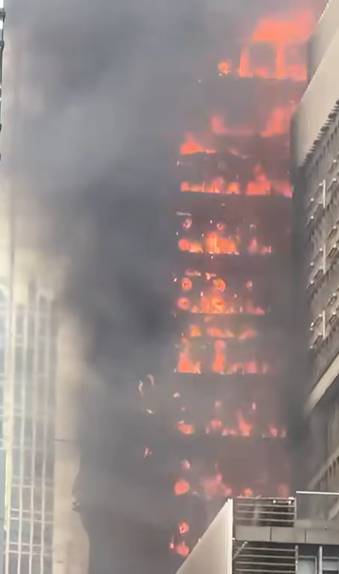 中環干諾道中發生大火(FB大埔Tai Po群組影片截圖)