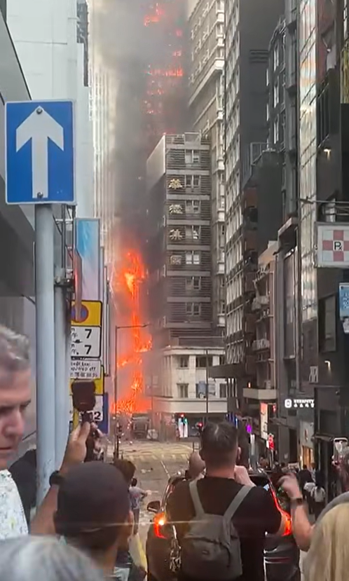 中環干諾道中發生大火(FB大埔Tai Po群組影片截圖)