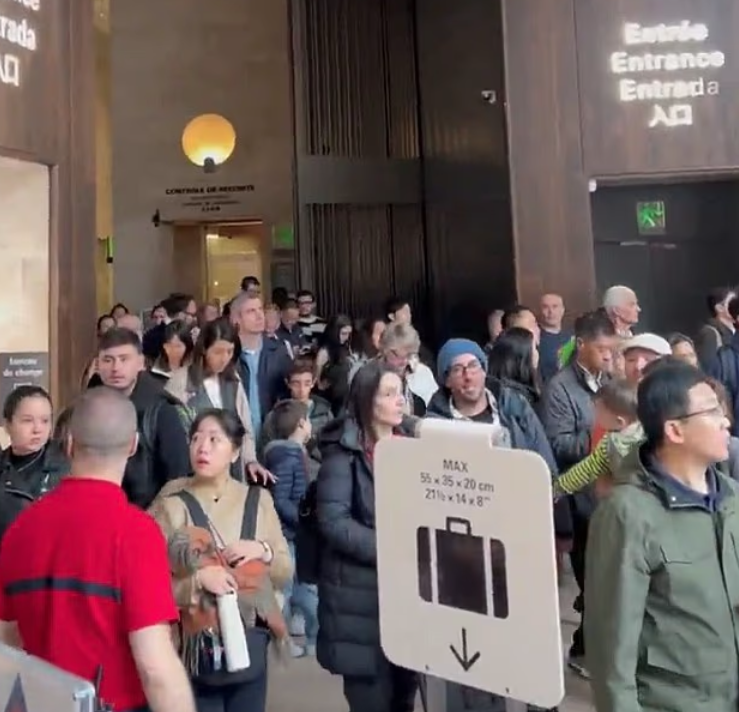 遊客一度滯留館內。(互聯網)