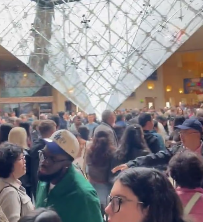 遊客一度滯留館內入口。(互聯網)