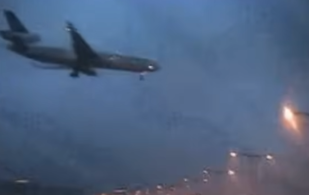 香港國際機場自1998年7月啟用以來發生過多宗航空事故,其中最嚴重是1999年正值颱風襲港期間,中華航空一艘客機於機場降落時失事,全機翻轉起火,造成3死208人受傷(影片截圖)