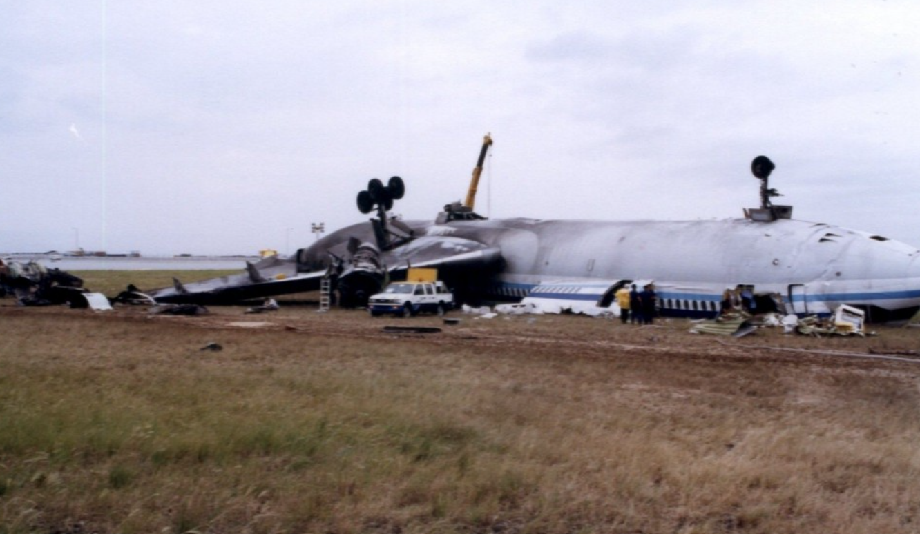 香港國際機場自1998年7月啟用以來發生過多宗航空事故,其中最嚴重是1999年正值颱風襲港期間,中華航空一艘客機於機場降落時失事,全機翻轉起火,造成3死208人受傷(網上圖片)