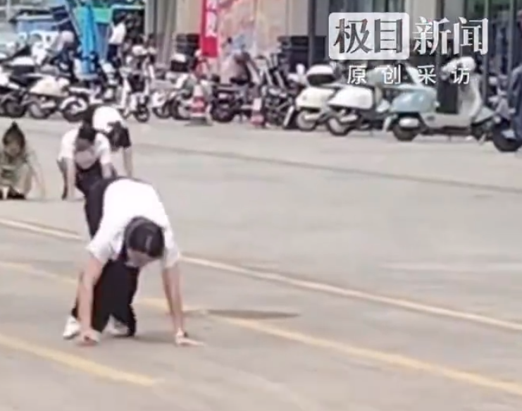 廣東惠州近日流傳一段「企業要求員工當街學狗爬」影片,引發網民熱議,及後證實為一間公司組織團建活動時發生的行為,目前,涉事企業已就事件公開致歉 (影片截圖)