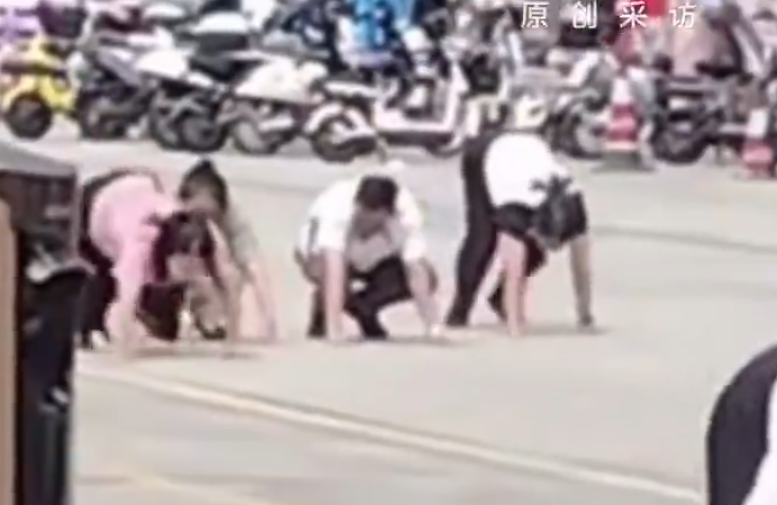 廣東惠州近日流傳一段「企業要求員工當街學狗爬」影片,引發網民熱議,及後證實為一間公司組織團建活動時發生的行為,目前,涉事企業已就事件公開致歉 (影片截圖)