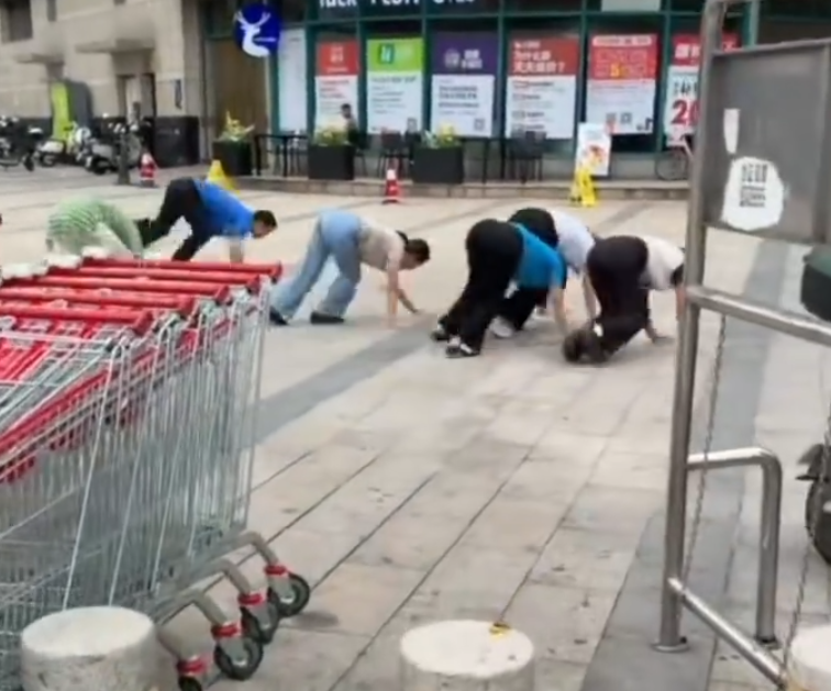 廣東惠州近日流傳一段「企業要求員工當街學狗爬」影片,引發網民熱議,及後證實為一間公司組織團建活動時發生的行為,目前,涉事企業已就事件公開致歉 (影片截圖)