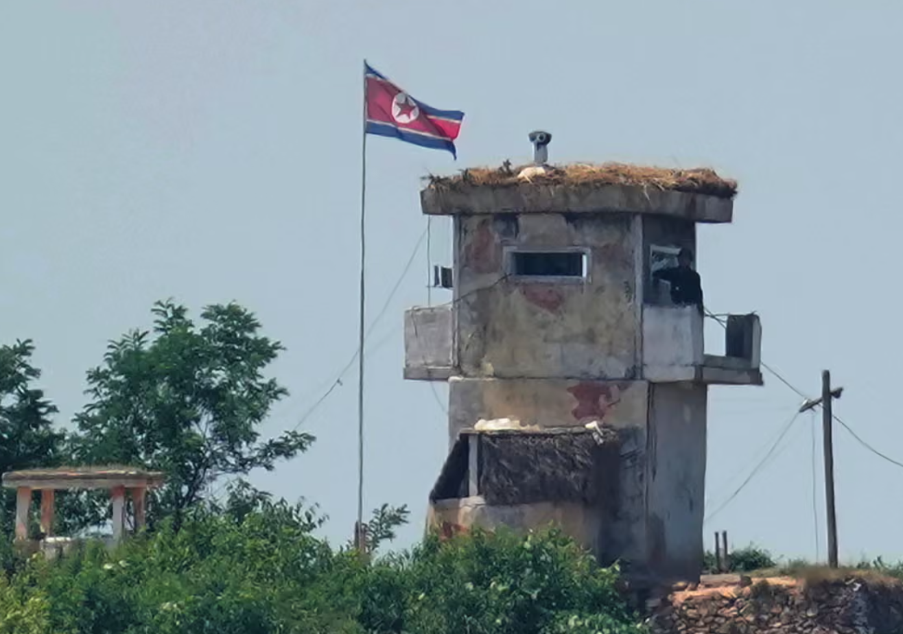 南韓軍方周日(19日)表示,一名北韓軍人越過兩韓軍事分界線南下進入南韓,並表明歸順意願。 (美聯社資料圖片)