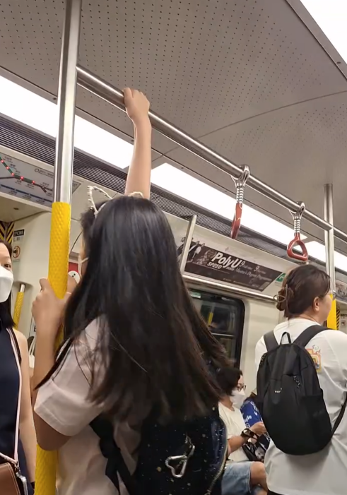 女童港鐵車廂跳起玩吊環,網民不滿家長無阻止反教女童「上槓上環」(Threads影片截圖)