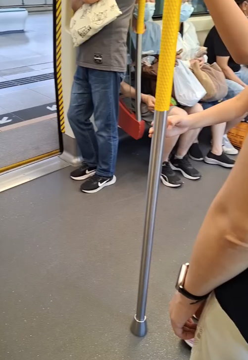 女童港鐵車廂跳起玩吊環,網民不滿家長無阻止反教女童「上槓上環」(Threads影片截圖)
