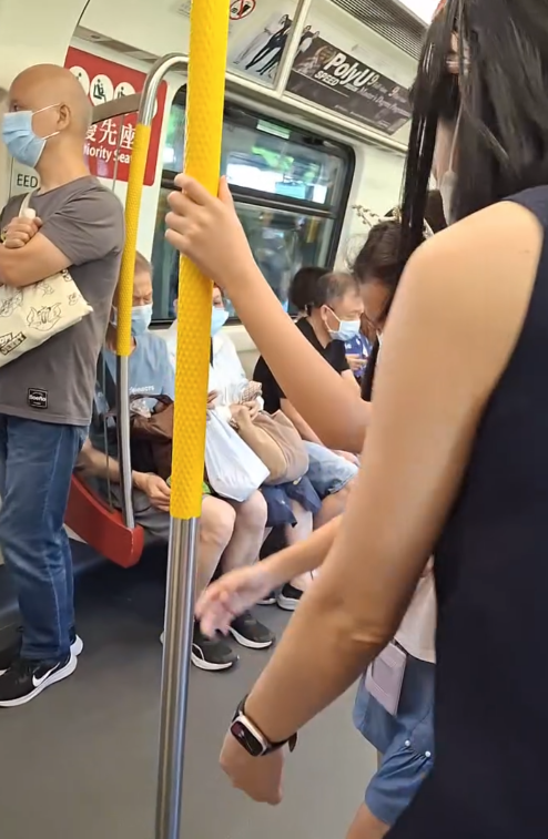 女童港鐵車廂跳起玩吊環,網民不滿家長無阻止反教女童「上槓上環」(Threads影片截圖)