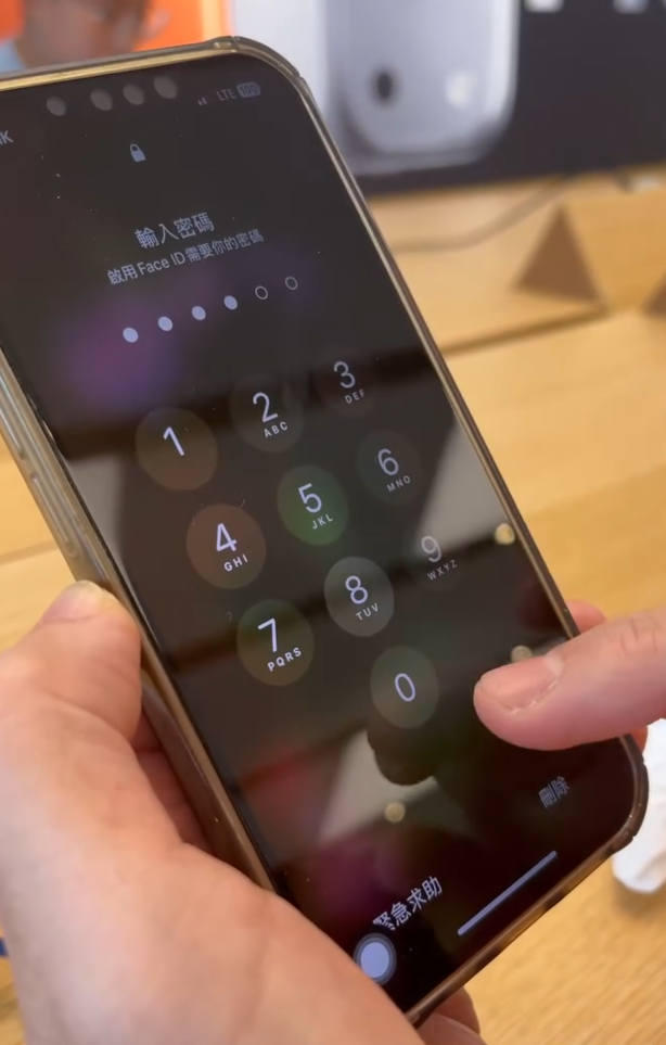 一名女網民周日(19日)在社交平台Threads發帖,急尋約四年前「勵德邨邨榮樓」的大門鐵閘密碼,她解釋其母親以該密碼作為iPhone解鎖密碼,卻因長期使用Face ID而忘記密碼,最終手機無電需要用返密碼輸入時方發現自己忘記了,撞了多次密碼後更令手機被暫時停用三小時,女兒更揭開雖然她們不是勵德邨邨民,但為何母親使用「勵德邨邨榮樓」大門鐵閘密碼的一段溫暖感人故事。