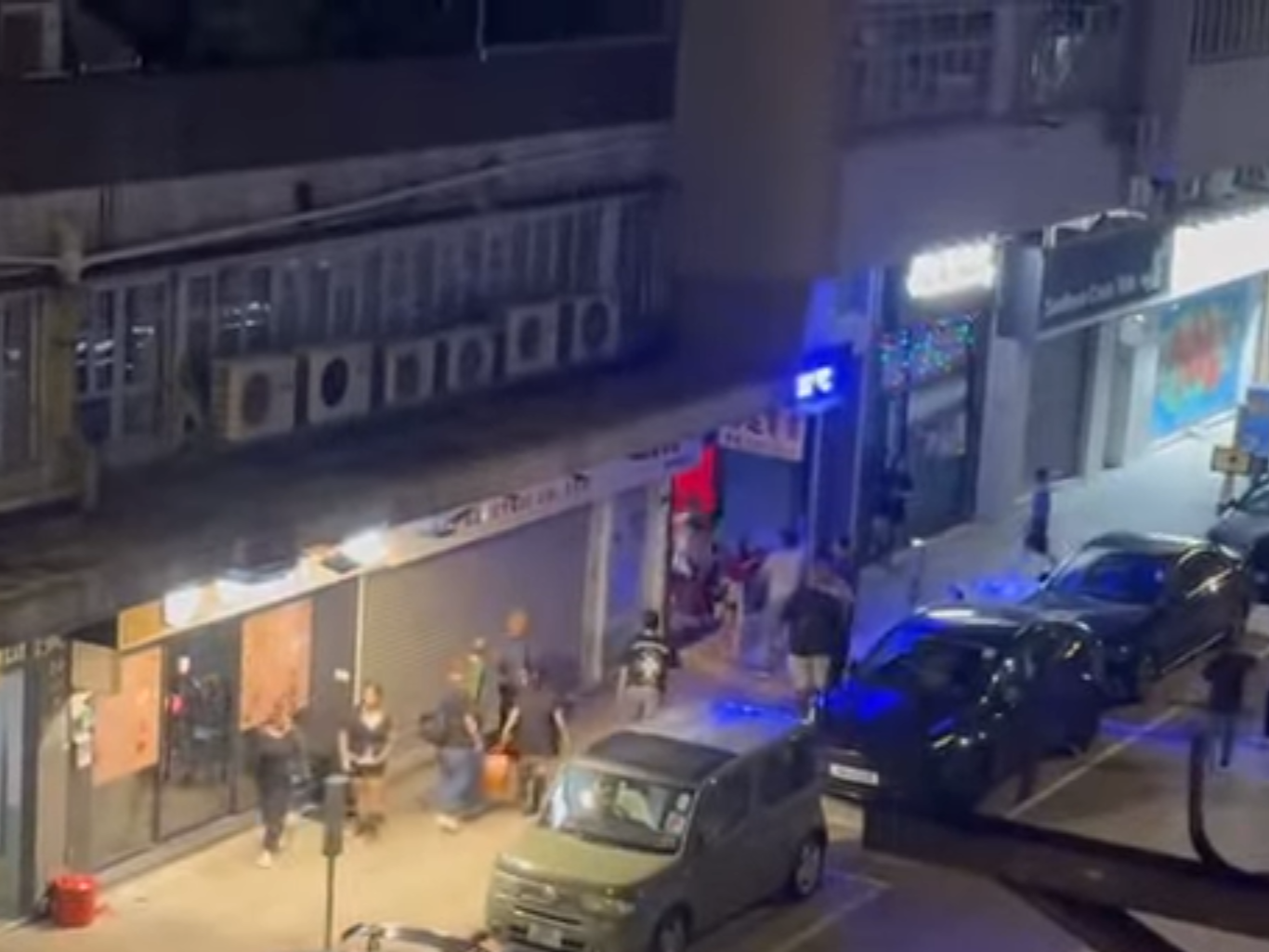 深水埗街頭混戰3男女被捕,警另追緝4名涉案大漢。(網上影片截圖)