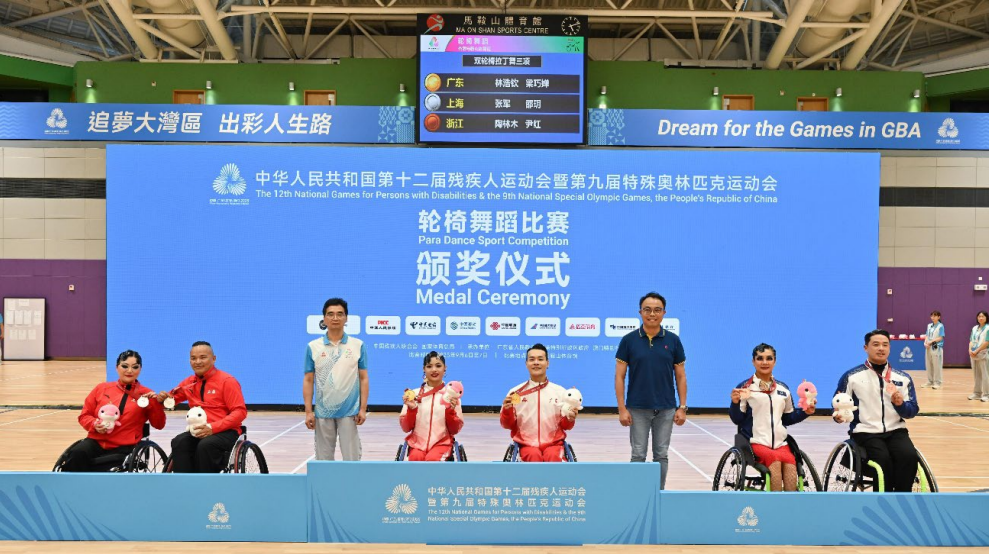 城巴團隊積極參與迎接十五運會及殘特奧會活動,全情投入支持港區賽事。