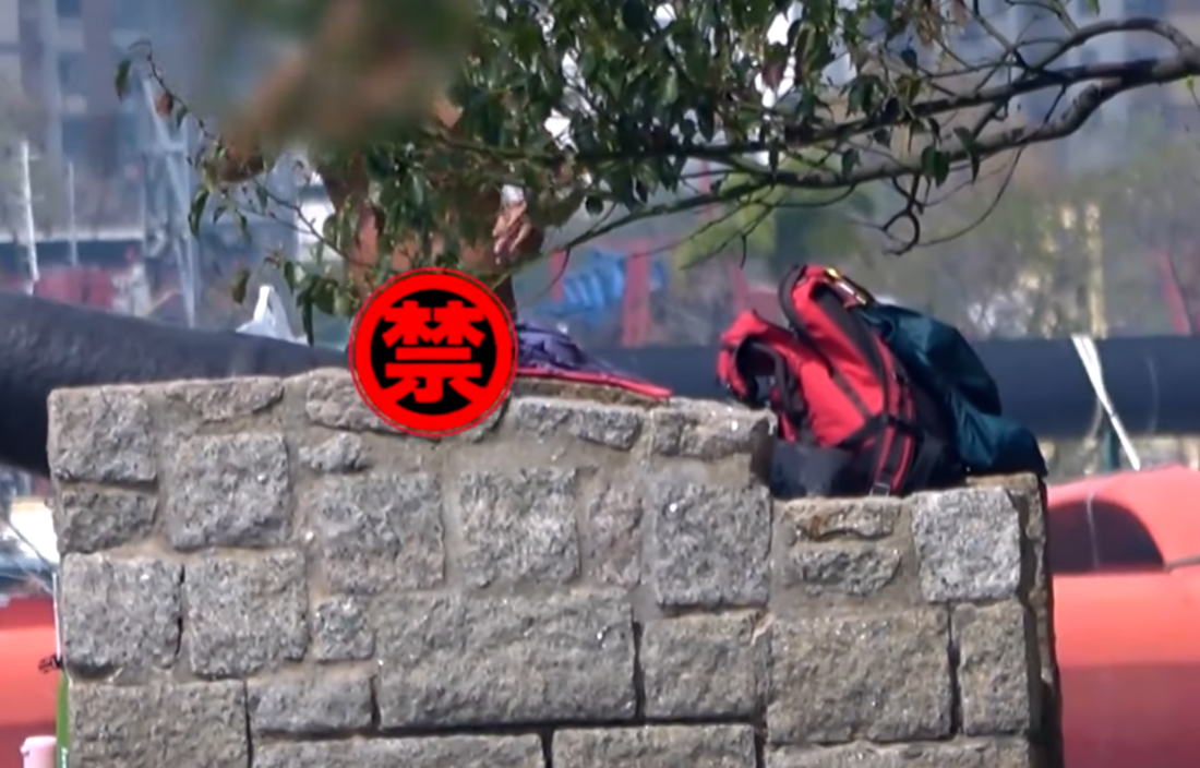 無綫節目《東張西望》報道屯門加多利灣泳灘成為「天體沙灘」,至少有3至4名人士裸曬,有違法之嫌亦嚴重影響其他泳客(《東張西望》畫面)