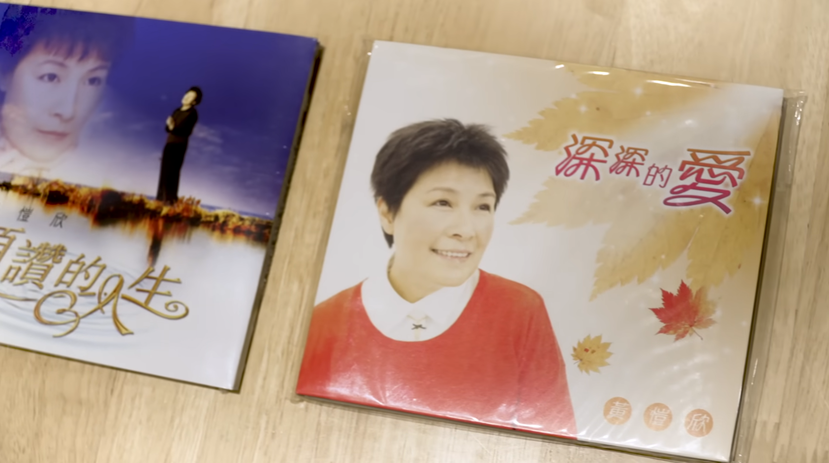 黃愷欣為賺錢養家早年曾於賭檔工作數年,到18歲開始在夜總會唱歌被星探發掘。