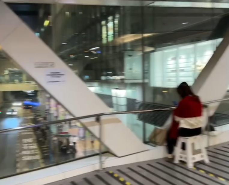 觀塘apm商場附近的天橋上度出現奇怪人龍,不少人更自備露營椅「長期作戰」,引發網上熱議。(Threads影片截圖)