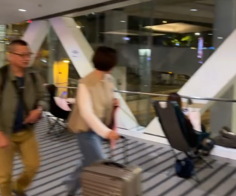 觀塘apm商場附近的天橋上度出現奇怪人龍,不少人更自備露營椅「長期作戰」,引發網上熱議。(Threads影片截圖)