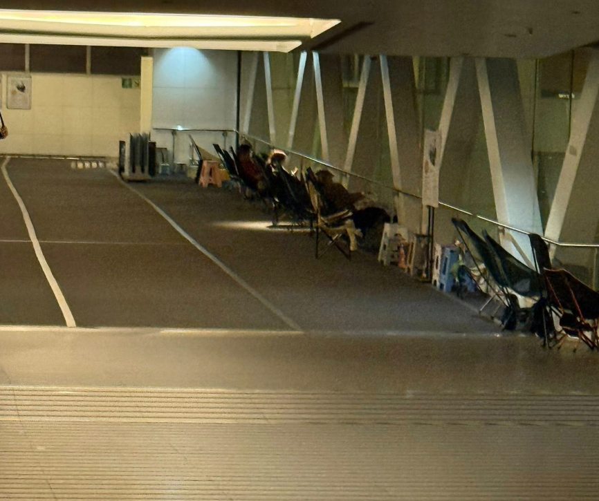 觀塘apm商場附近的天橋上度出現奇怪人龍,不少人更自備露營椅「長期作戰」,引發網上熱議。(X官塘老X群組FB)