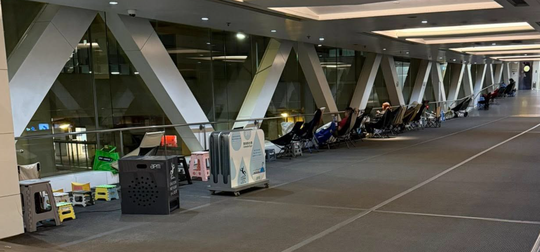 觀塘apm商場附近的天橋上度出現奇怪人龍,不少人更自備露營椅「長期作戰」,引發網上熱議。(X官塘老X群組FB)