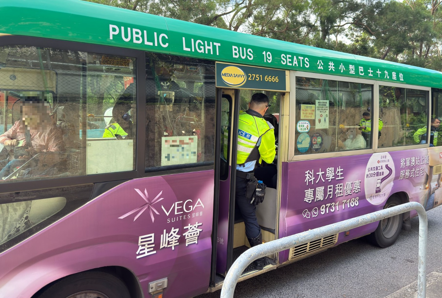 警方在東九龍區進行交通執法行動,警員喬裝為乘客登上公共小巴,發現31名乘客沒有穩妥繫上安全帶。(警方圖片)