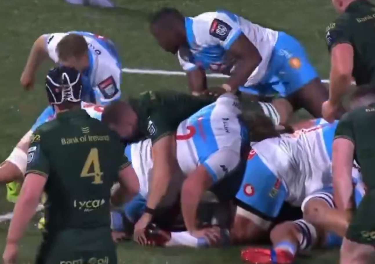 白衫的韋素斯出手抓對手下體。(影片截圖)