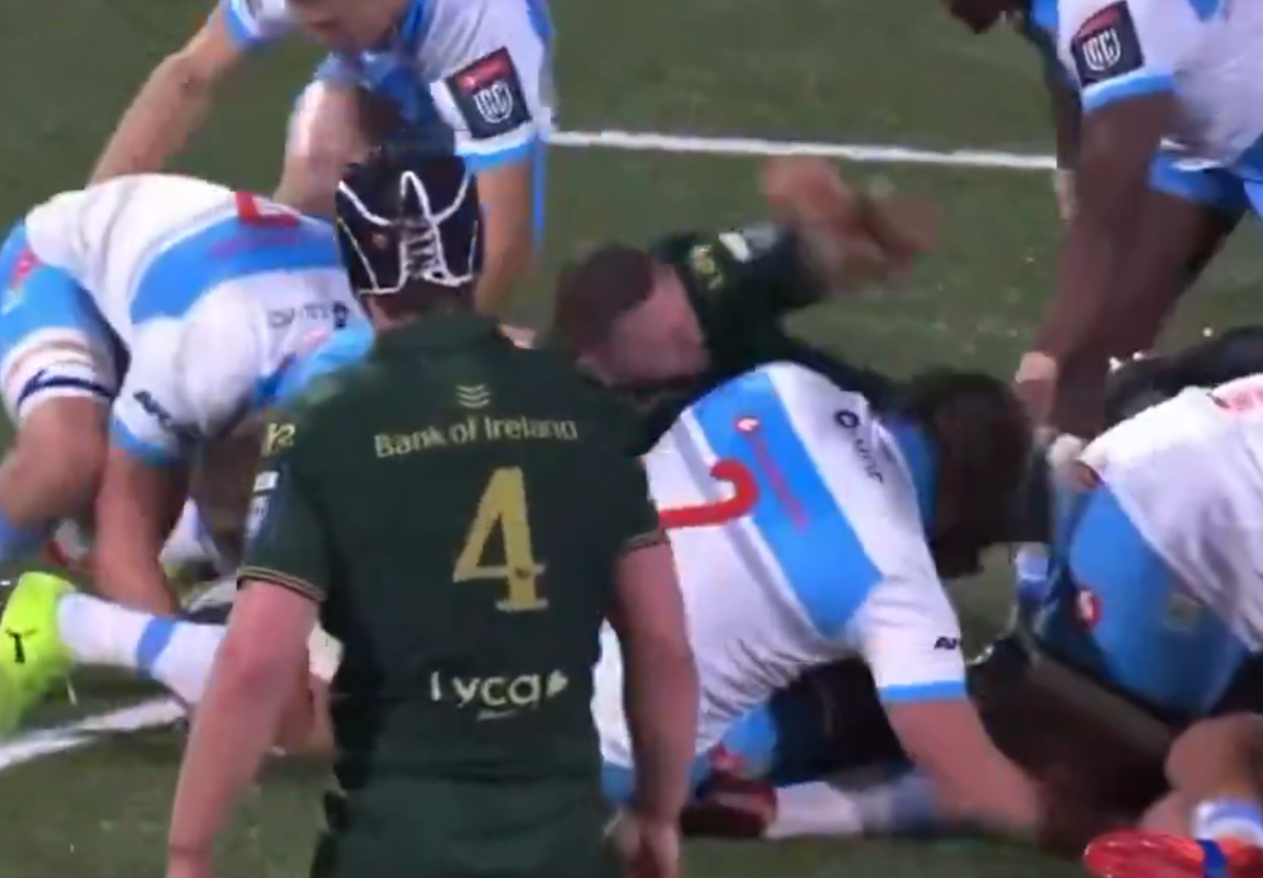 綠衫的梅菲反擊。(影片截圖)