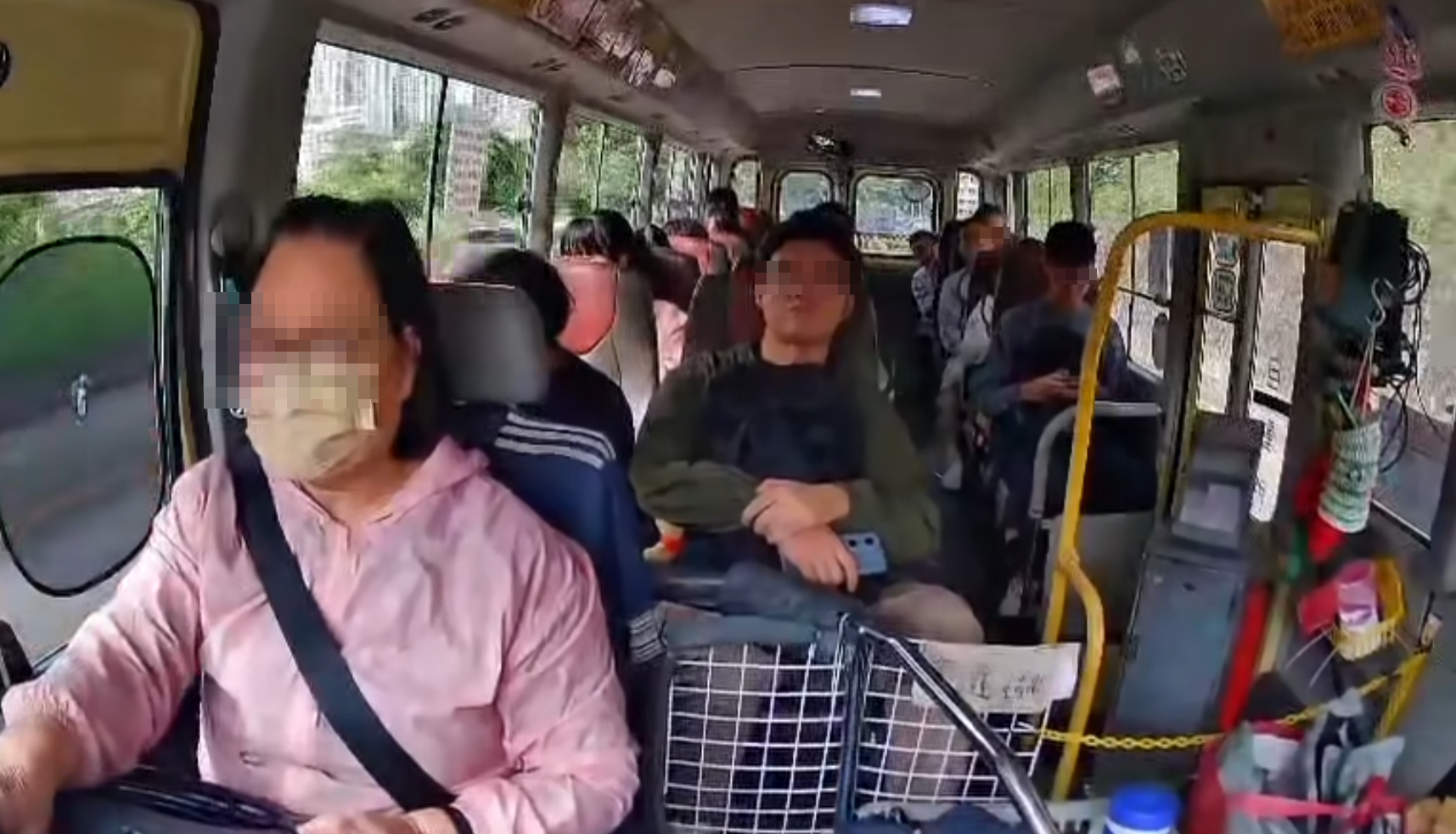 警方東九龍總區交通部執行及管制組特遣隊人員喬裝為乘客登上公共小巴,發現乘客沒有穩妥繫上安全帶,向相關違例人士發出傳票。(車cam L(香港群組)FB)