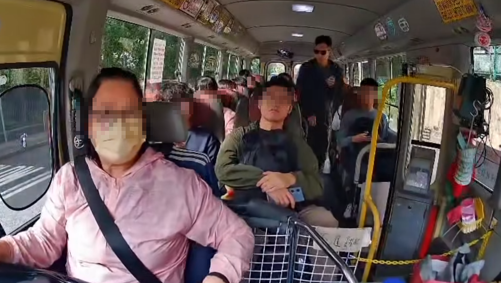 警方東九龍總區交通部執行及管制組特遣隊人員喬裝為乘客登上公共小巴,發現乘客沒有穩妥繫上安全帶,向相關違例人士發出傳票。(車cam L(香港群組)FB)