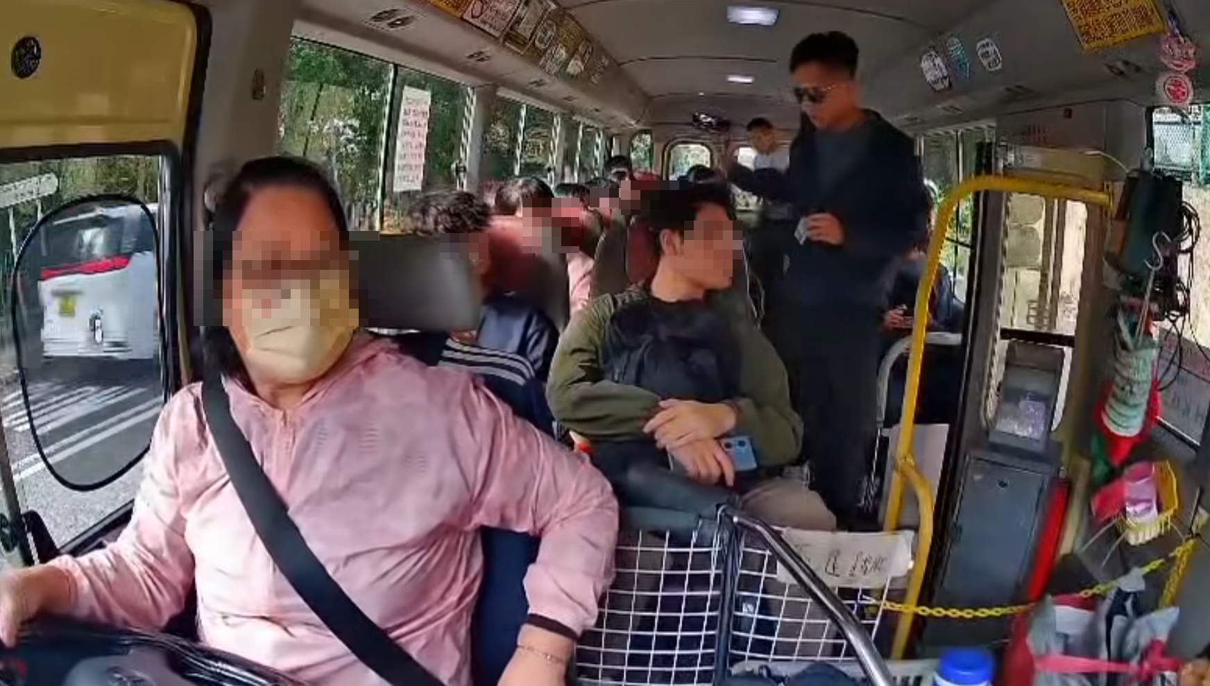 警方東九龍總區交通部執行及管制組特遣隊人員喬裝為乘客登上公共小巴,發現乘客沒有穩妥繫上安全帶,向相關違例人士發出傳票。(車cam L(香港群組)FB)