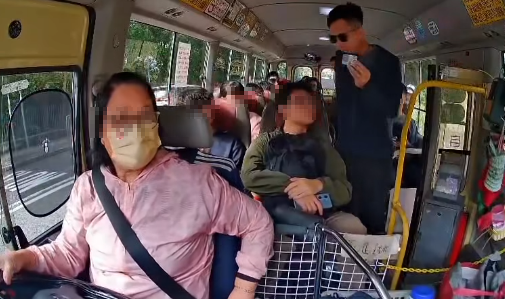 警方東九龍總區交通部執行及管制組特遣隊人員喬裝為乘客登上公共小巴,發現乘客沒有穩妥繫上安全帶,向相關違例人士發出傳票。(車cam L(香港群組)FB)