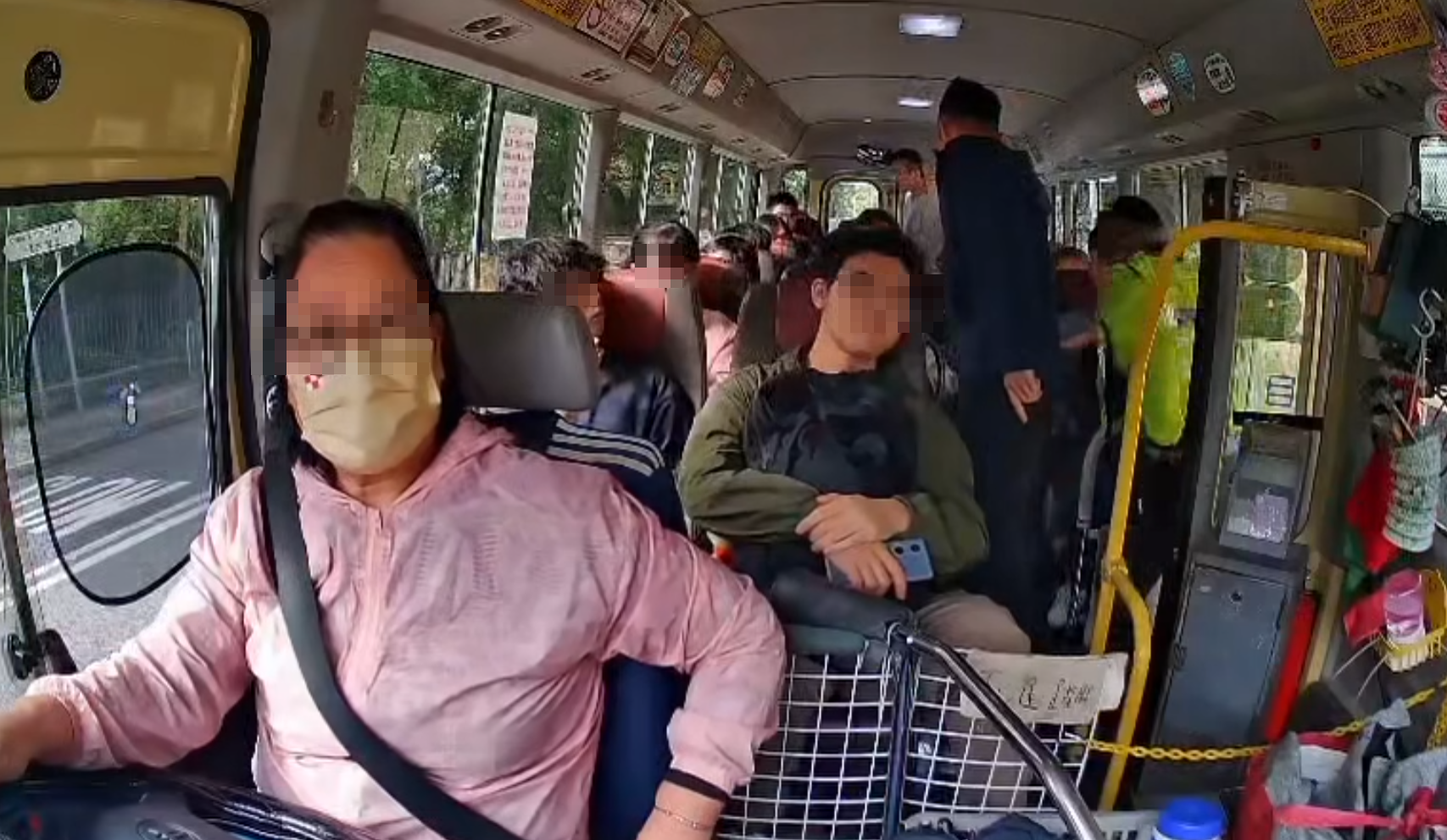 警方東九龍總區交通部執行及管制組特遣隊人員喬裝為乘客登上公共小巴,發現乘客沒有穩妥繫上安全帶,向相關違例人士發出傳票。(車cam L(香港群組)FB)