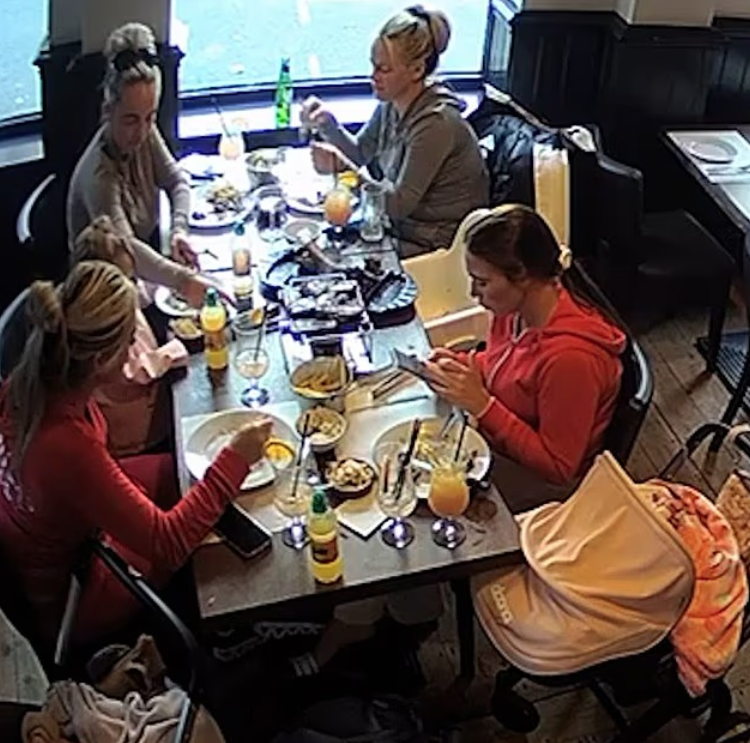 4女悠然自得細意品嘗美酒佳餚,餐廳老闆稱完全看不到異樣。(互聯網)