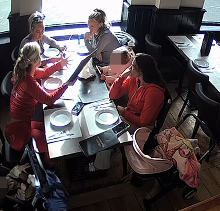 4女悠然自得細意品嘗美酒佳餚,餐廳老闆稱完全看不到異樣。(互聯網)