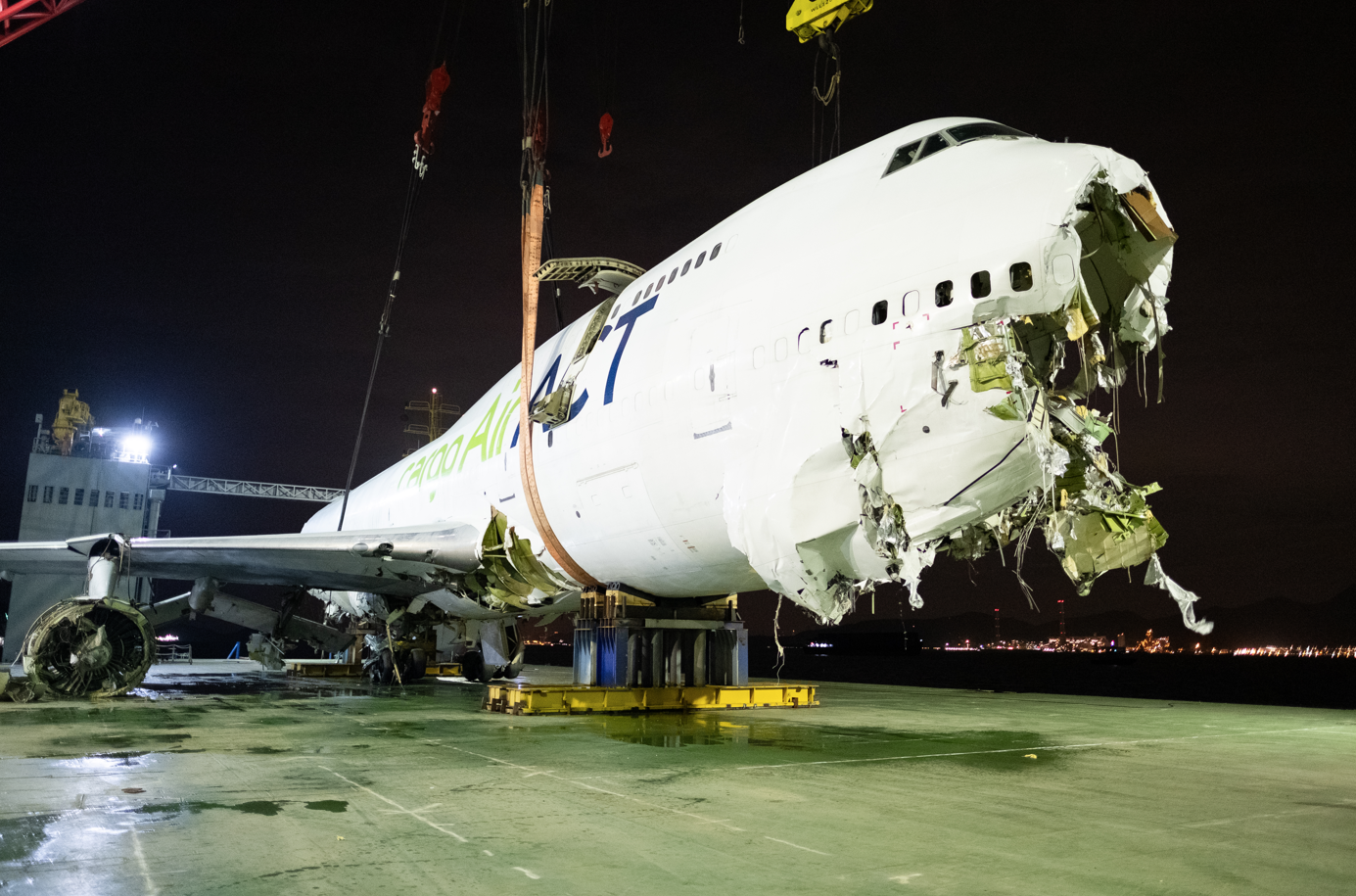 完成吊起失事貨機主體機身。(資料圖片)
