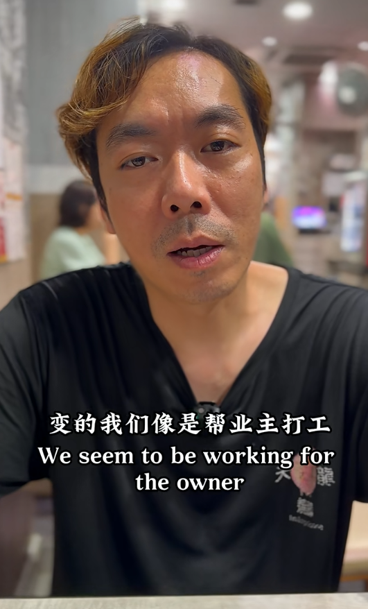 灣仔人氣燒味店「天龍燒鵝」近日宣布,因業主加租及人手問題決定縮減位於昌業大廈的分店,僅保留另一間分店。老闆拍片解釋結業原因。 香港阿成哥(天龍燒鵝)小紅書