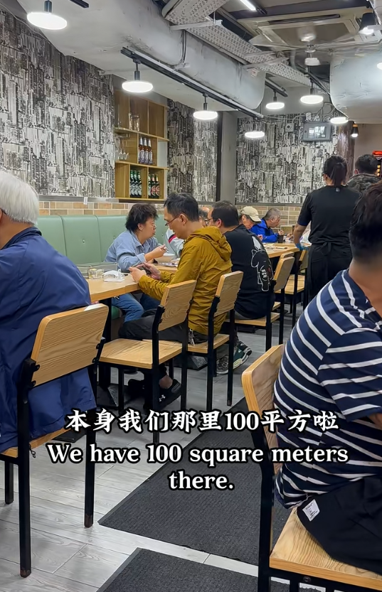 灣仔人氣燒味店「天龍燒鵝」近日宣布,因業主加租及人手問題決定縮減位於昌業大廈的分店,僅保留另一間分店。老闆拍片解釋結業原因。 香港阿成哥(天龍燒鵝)小紅書