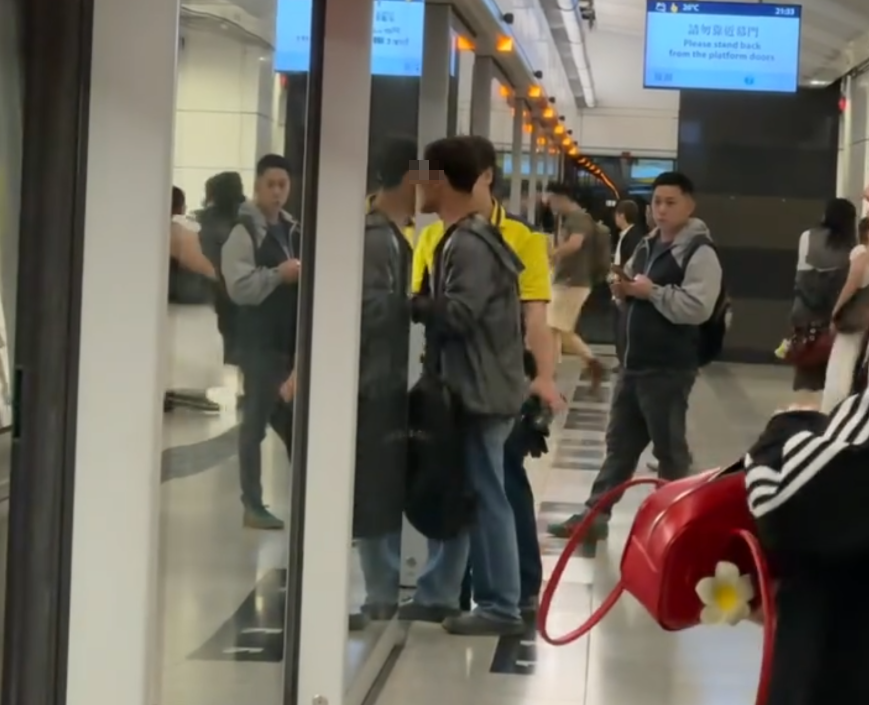 港鐵東鐵綫列車停在金鐘站月台時,一名大年大叔阻擋車門關閉,職員到場處理,期間車內有人疑一腳把大叔推出跌到月台。大叔倒地後表示要報警,及後一名男乘客下車與職員及大叔處理事件(Threads)