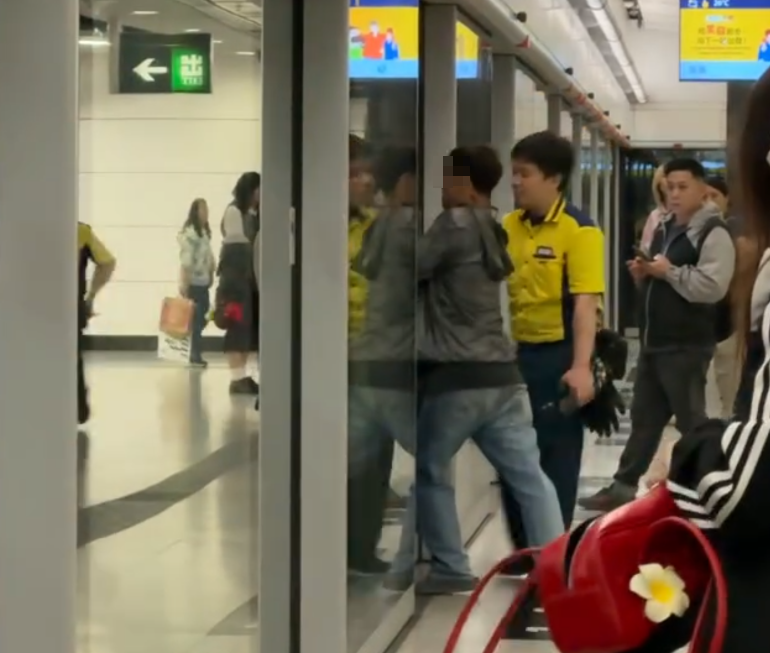 港鐵東鐵綫列車停在金鐘站月台時,一名大年大叔阻擋車門關閉,職員到場處理,期間車內有人疑一腳把大叔推出跌到月台。大叔倒地後表示要報警,及後一名男乘客下車與職員及大叔處理事件(Threads)