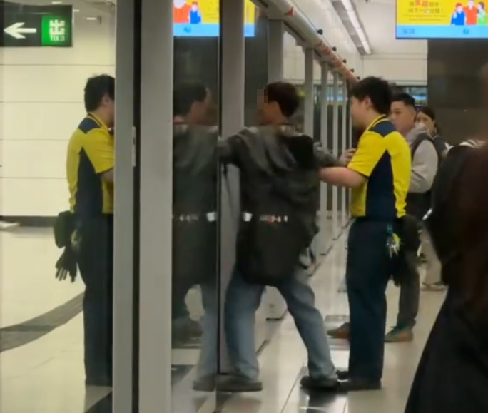 港鐵東鐵綫列車停在金鐘站月台時,一名大年大叔阻擋車門關閉,職員到場處理,期間車內有人疑一腳把大叔推出跌到月台。大叔倒地後表示要報警,及後一名男乘客下車與職員及大叔處理事件(Threads)