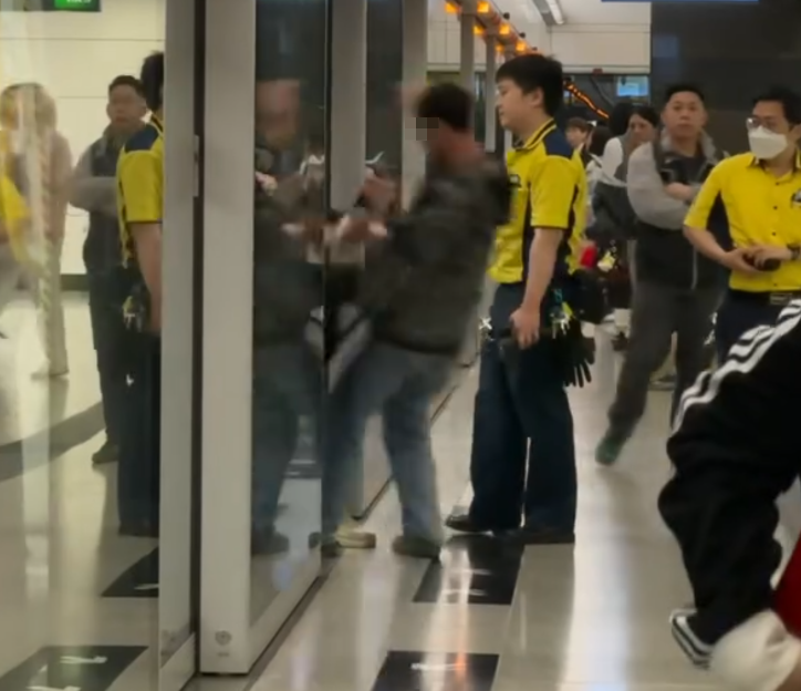 港鐵東鐵綫列車停在金鐘站月台時,一名大年大叔阻擋車門關閉,職員到場處理,期間車內有人疑一腳把大叔推出跌到月台。大叔倒地後表示要報警,及後一名男乘客下車與職員及大叔處理事件(Threads)