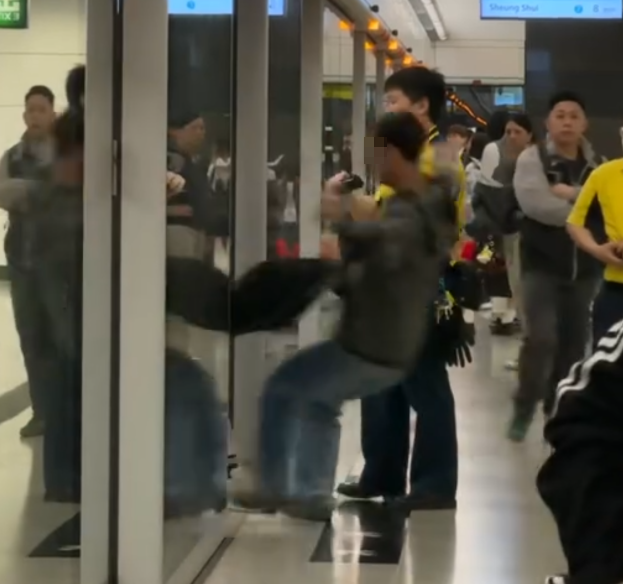 港鐵東鐵綫列車停在金鐘站月台時,一名大年大叔阻擋車門關閉,職員到場處理,期間車內有人疑一腳把大叔推出跌到月台。大叔倒地後表示要報警,及後一名男乘客下車與職員及大叔處理事件(Threads)