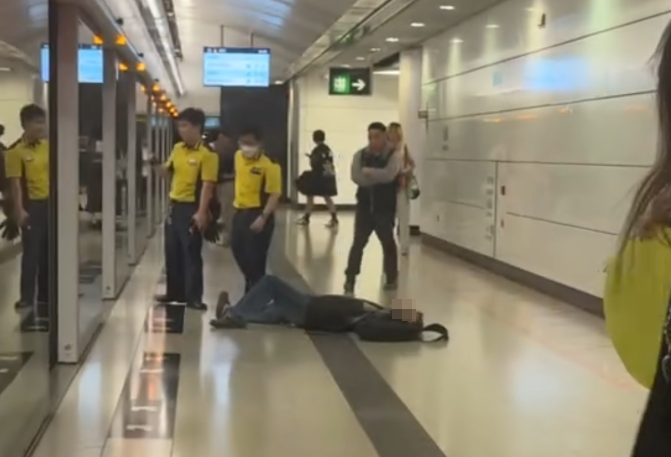 港鐵東鐵綫列車停在金鐘站月台時,一名大年大叔阻擋車門關閉,職員到場處理,期間車內有人疑一腳把大叔推出跌到月台。大叔倒地後表示要報警,及後一名男乘客下車與職員及大叔處理事件(Threads)