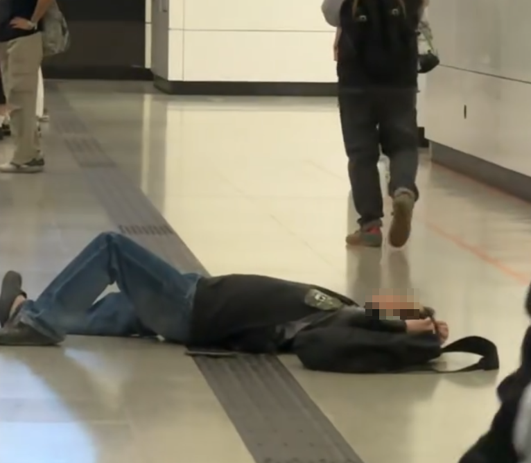 港鐵東鐵綫列車停在金鐘站月台時,一名大年大叔阻擋車門關閉,職員到場處理,期間車內有人疑一腳把大叔推出跌到月台。大叔倒地後表示要報警,及後一名男乘客下車與職員及大叔處理事件(Threads)